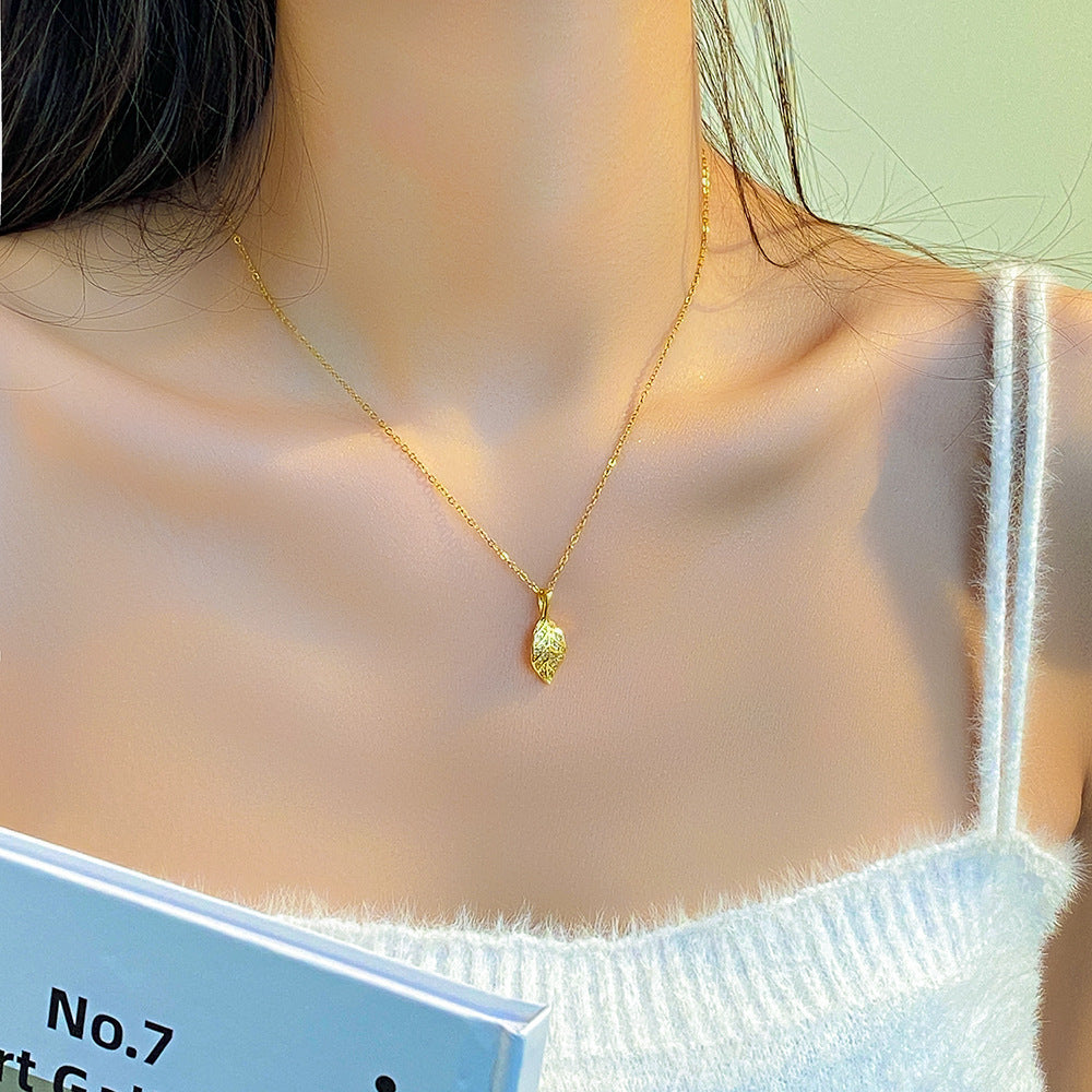 Collana Minimalista Unisex in Acciaio al Titanio a Forma di Foglia con Ciondolo in Rame su Catena Box