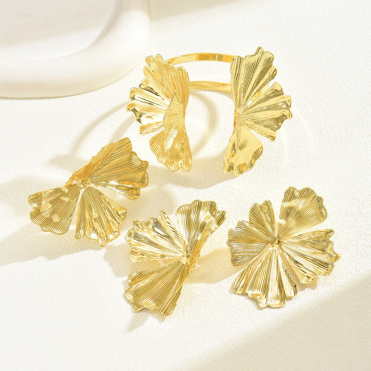 Set di orecchini a perno e bracciale da donna placcato oro con fiori e pieghe, stile pendolare alla moda
