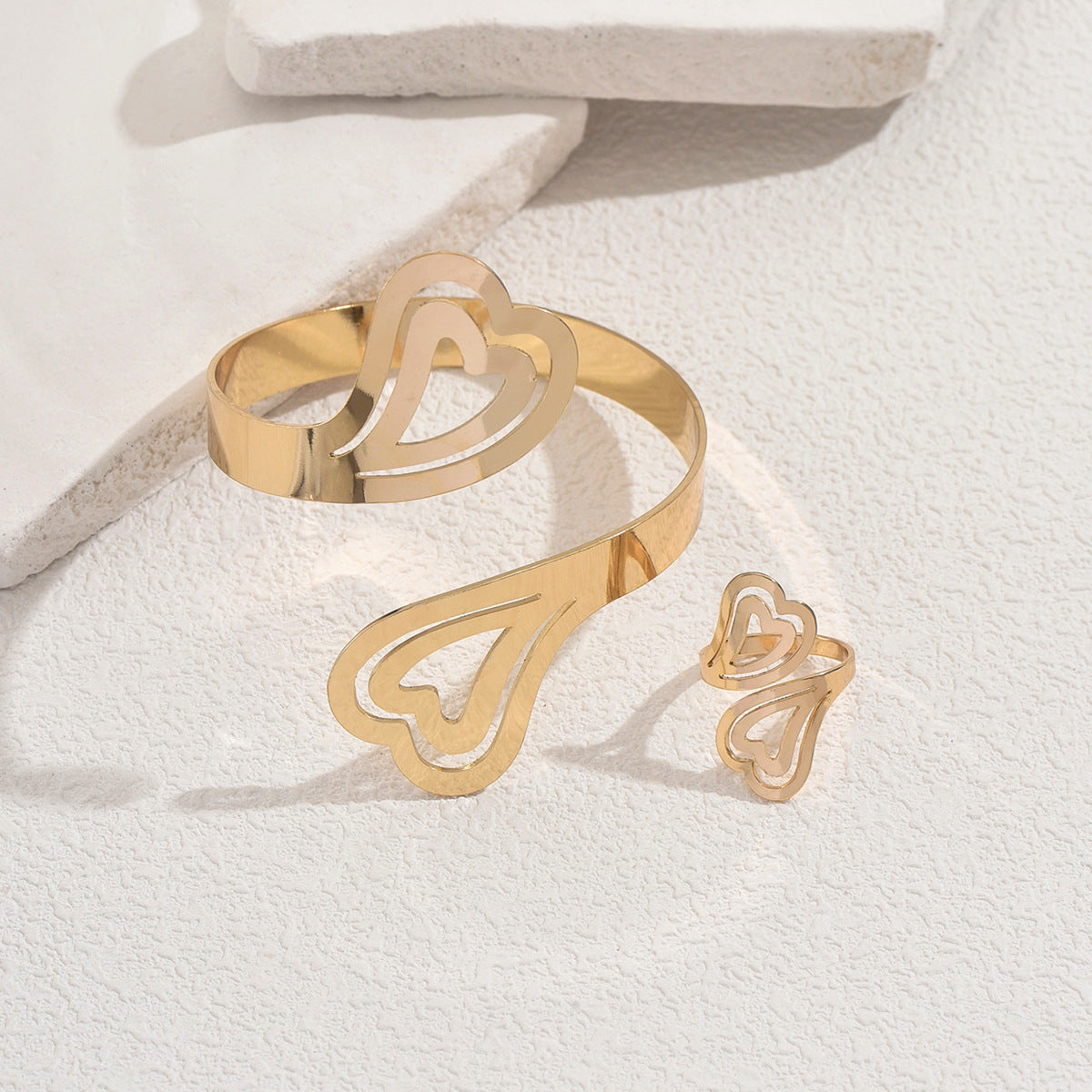 Conjunto de pulsera y anillo de aleación de zinc chapado en oro de 18 quilates con diseño de corazón para mujer