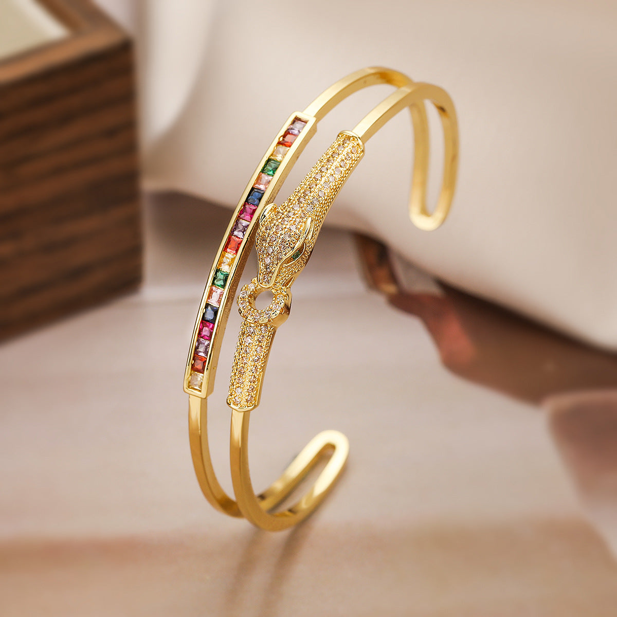 Bracciale a Polsino da Donna in Rame con Stampa Leopardata Geometrica alla Moda e Accenti in Zirconia Micro-Pavé