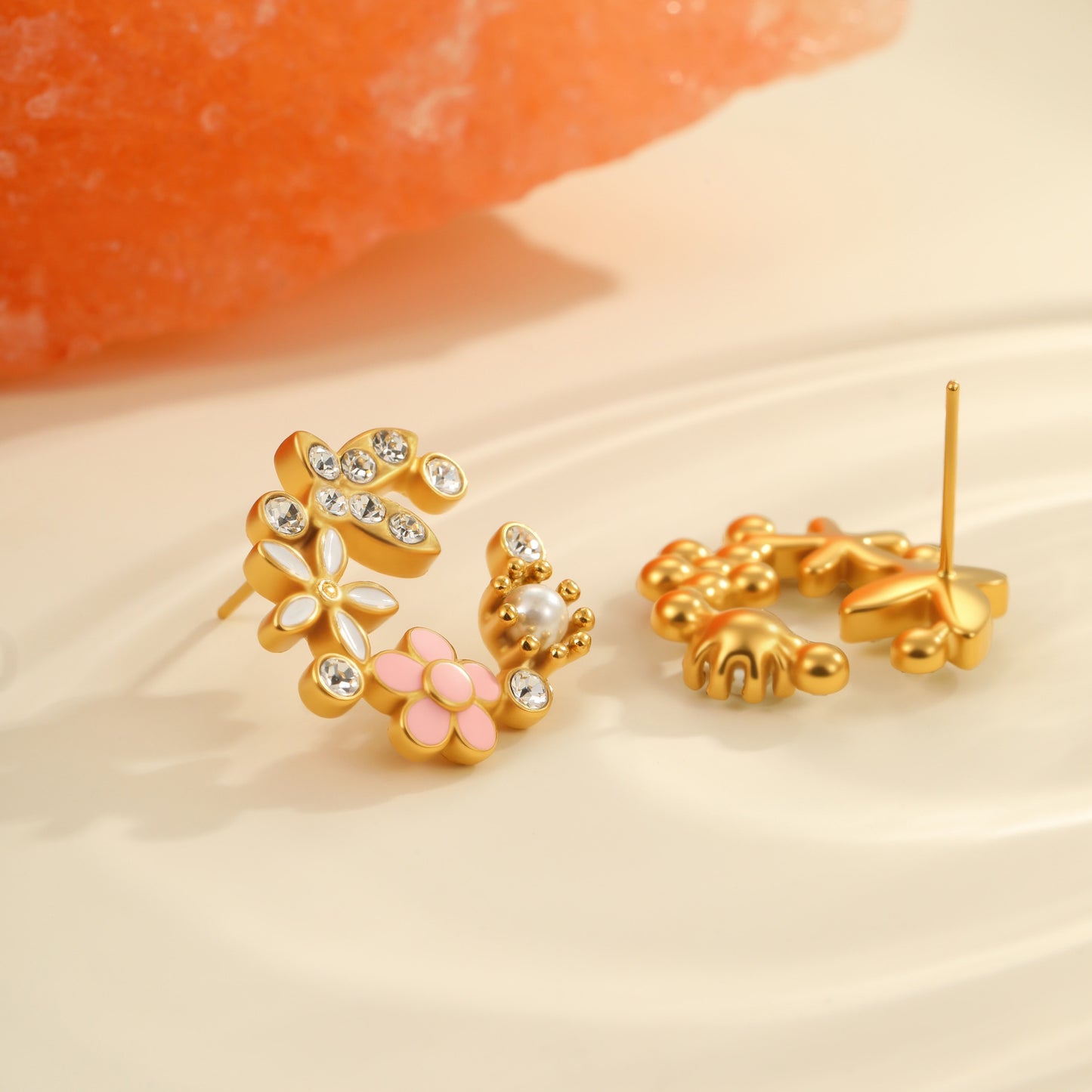 Pendientes de tuerca de lujo de acero de titanio con diseño floral, acentos de pedrería y baño de oro de 18 quilates