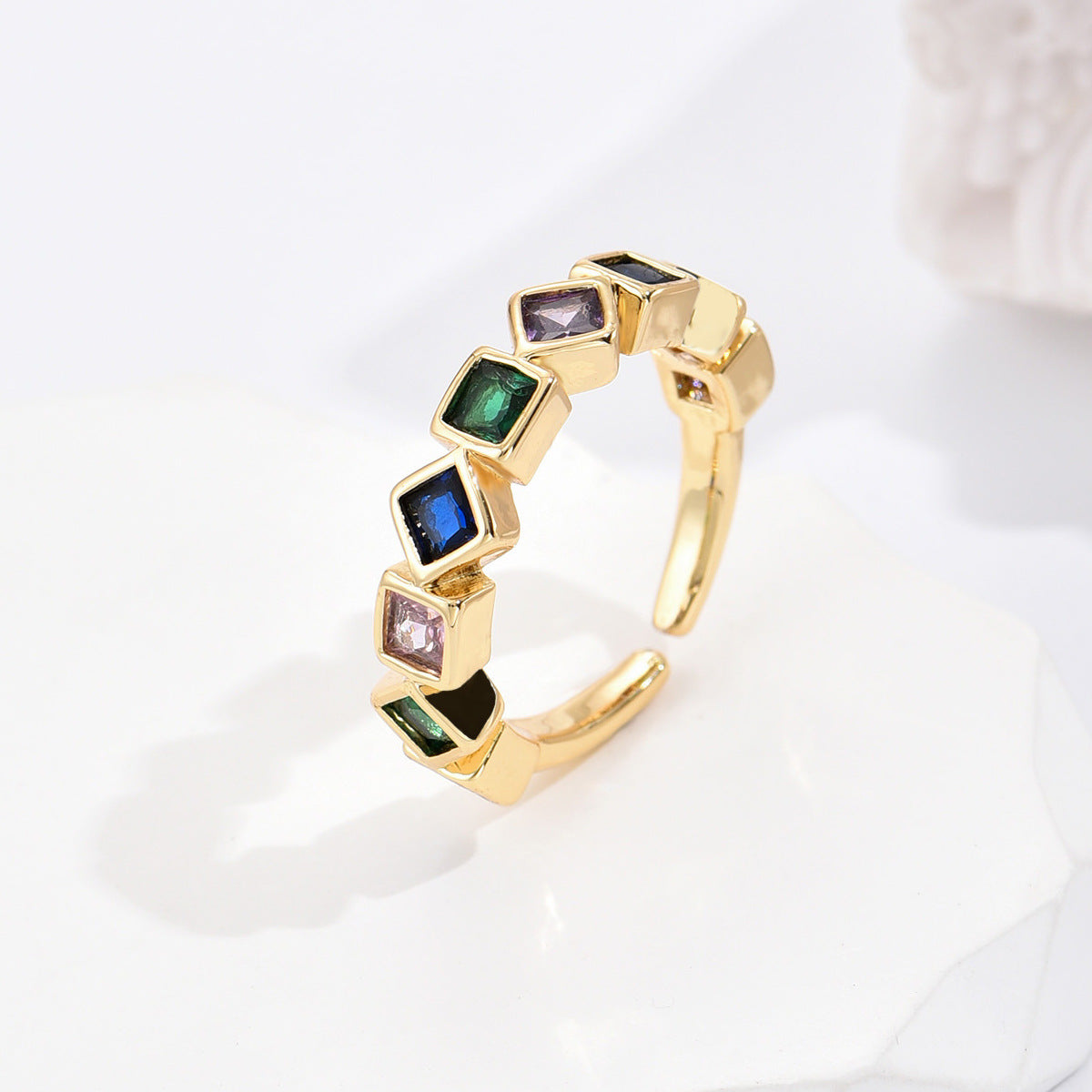 Anello da donna aperto geometrico minimalista in ottone placcato oro con micro-pavé di zirconi