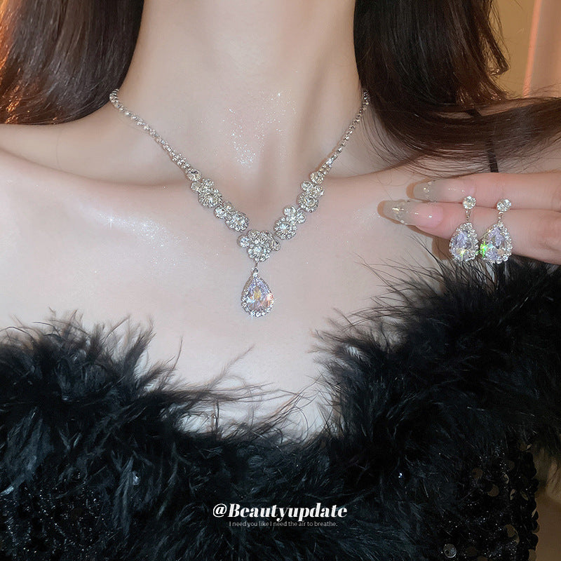 Collana con ciondolo a goccia in lega stile lussuoso con intarsi in strass da donna, gioiello alla moda con catena clavicola