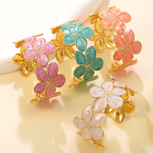 Elegante bracciale aperto alla ciliegia in acciaio al titanio, acciaio inossidabile, smaltato ad olio, con goccia floreale di lusso