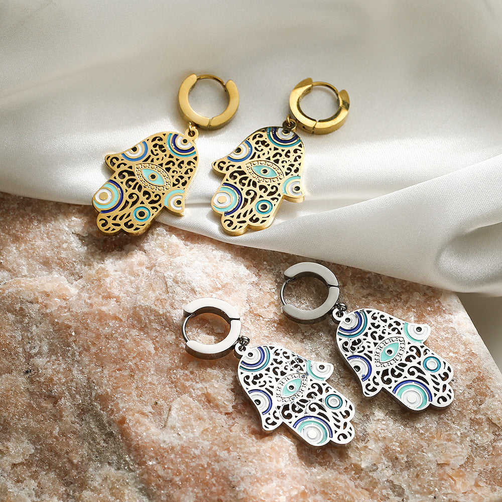Orecchini a perno geometrici minimalisti in acciaio al titanio con smalto a forma di occhio di Hamsa per donna