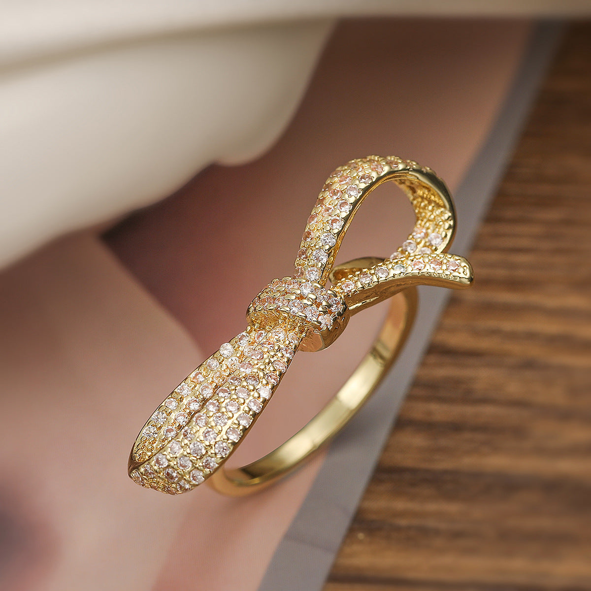 Anillo ajustable minimalista de moda con forma de lazo para mujer en cobre con baño de oro de 18 quilates e incrustaciones de circonita cúbica