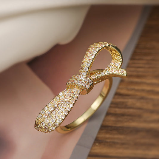 Anillo ajustable minimalista de moda con forma de lazo para mujer en cobre con baño de oro de 18 quilates e incrustaciones de circonita cúbica