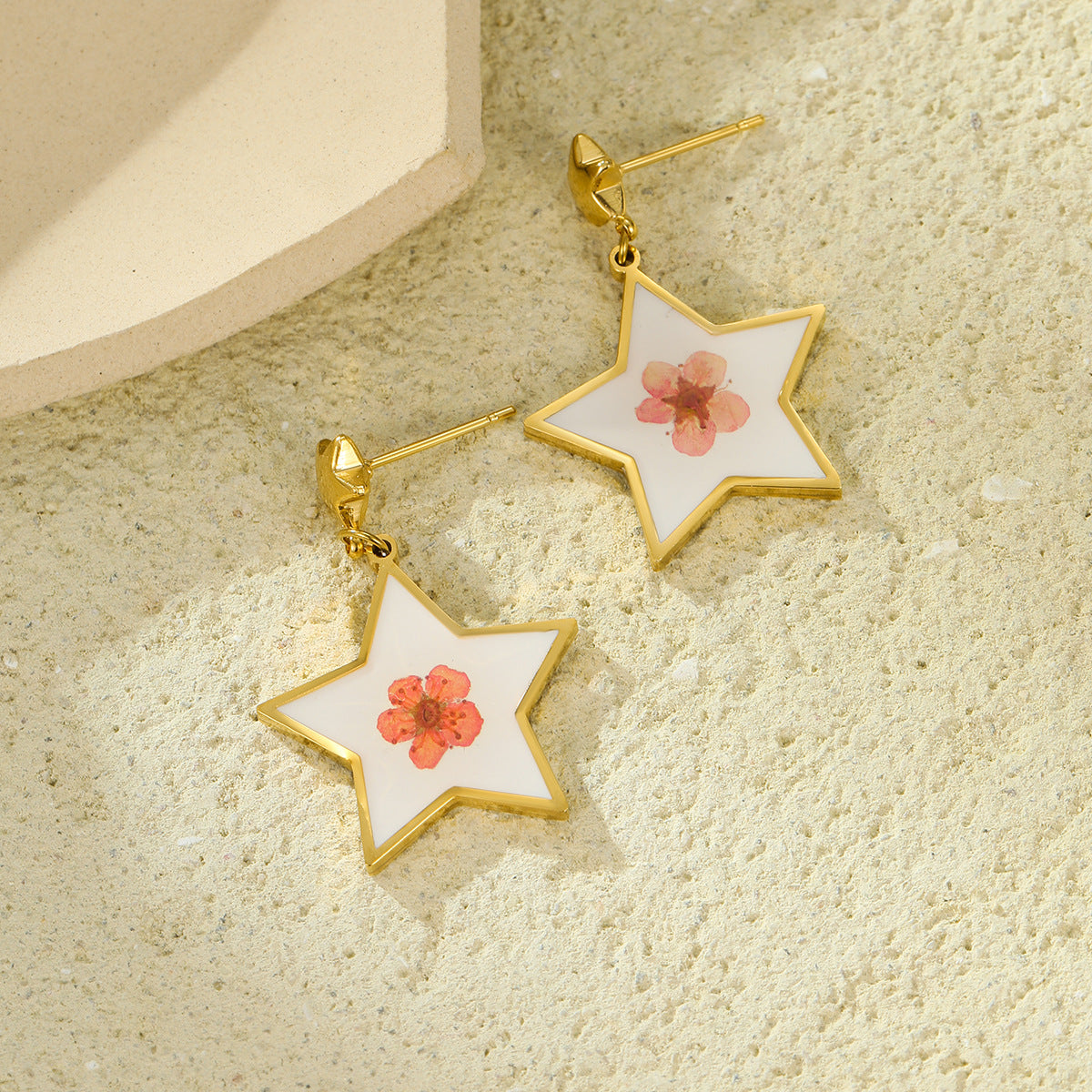 Aretes de acero inoxidable minimalistas con flores prensadas de resina y esmalte para mujer