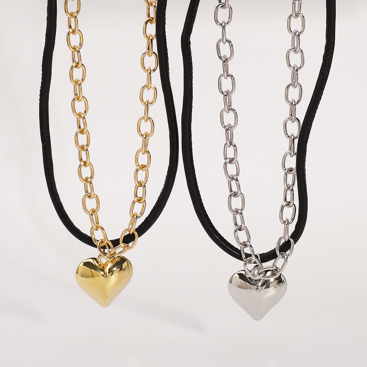 Girocollo con ciondolo a forma di cuore, dolce e audace, con catena in alluminio e cordino in pelle con finitura placcata