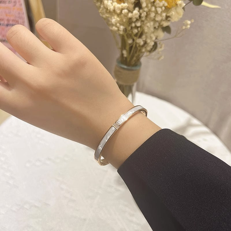 Bracciale Minimalista da Donna in Acciaio al Titanio Placcato Oro Rosa 18K con Guscio Bianco Ovale e Strass