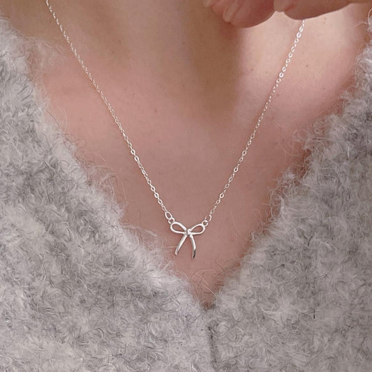 Collar Minimalista con Forma de Lazo de Plata de Ley 925 con Cadena de Cruz para Mujer