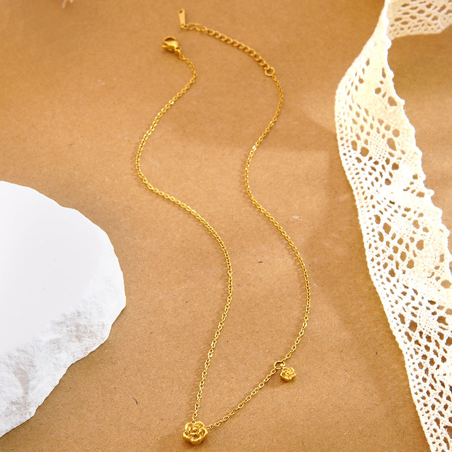 Set minimalista di collana e bracciale con fiore di camelia in acciaio inossidabile con pendente in acciaio al titanio su catena a cavo