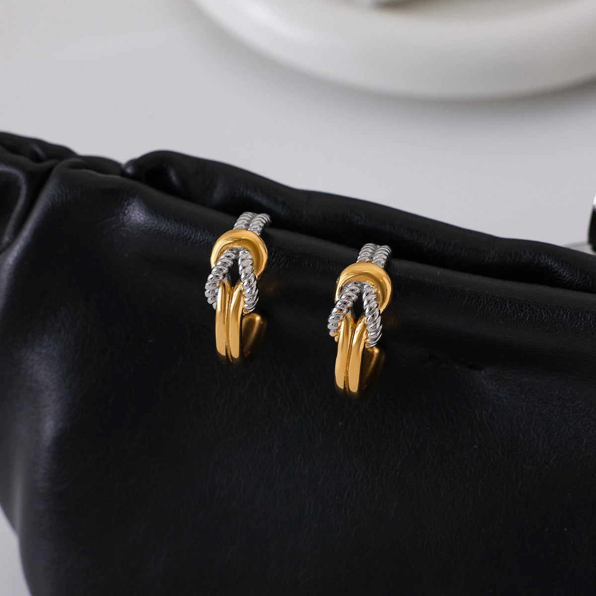 Aretes de Nudo Minimalista de Acero Inoxidable para Mujer con Acabado Chapado