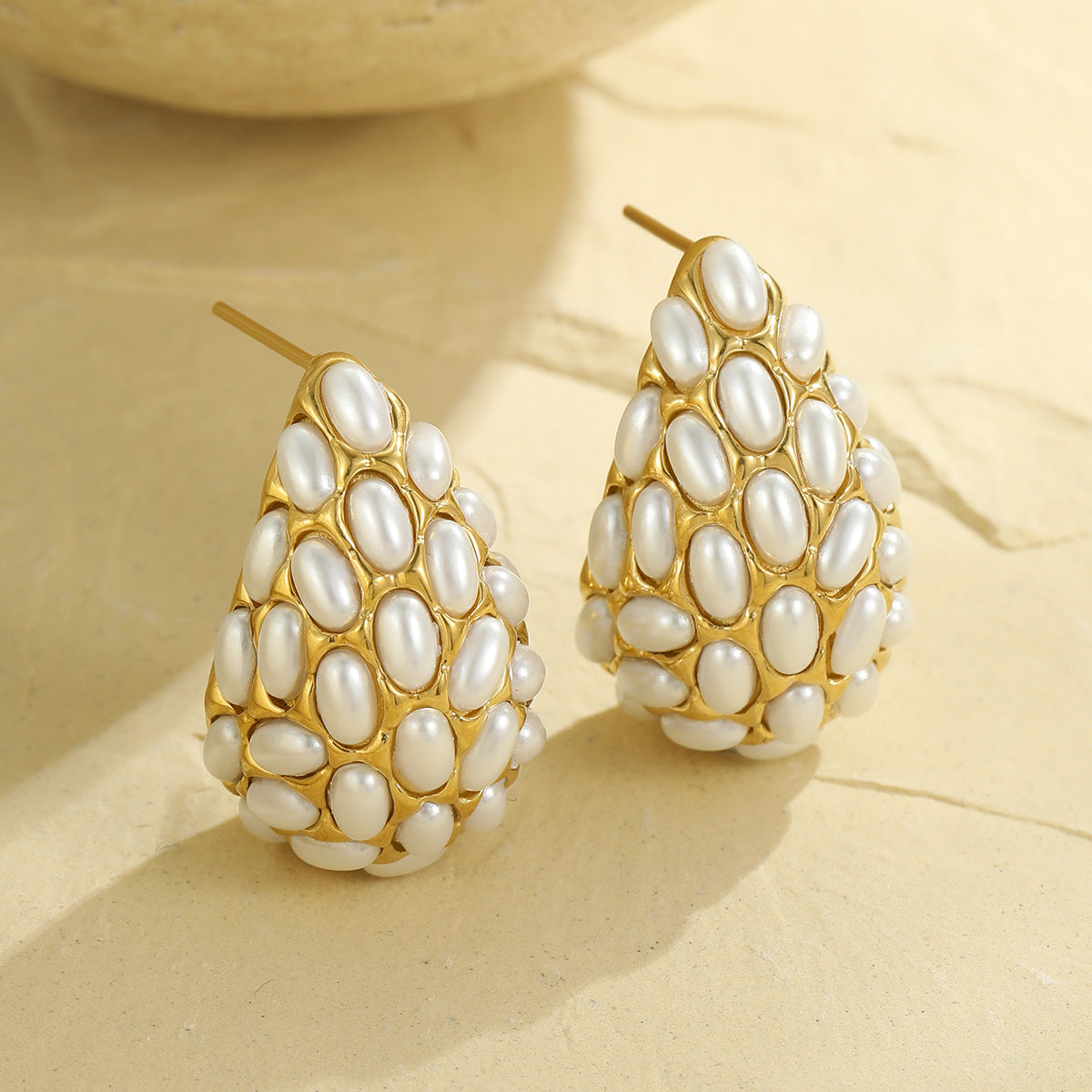 Pendientes geométricos de acero inoxidable con estilo francés vintage, acentos de perlas y chapado en oro de 18 quilates para mujer