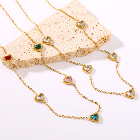 Collar Minimalista de Acero de Titanio con Forma de Corazón, Chapado en Oro de 18K y Incrustaciones de Pedrería Multicolor en Cadena Tipo O