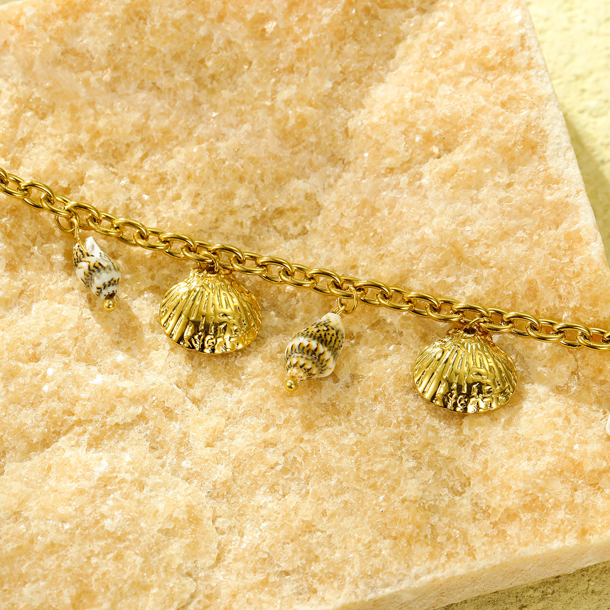 Collar con colgante de concha marina natural inspirado en el océano de acero de titanio con chapado en oro de 18 quilates para mujer