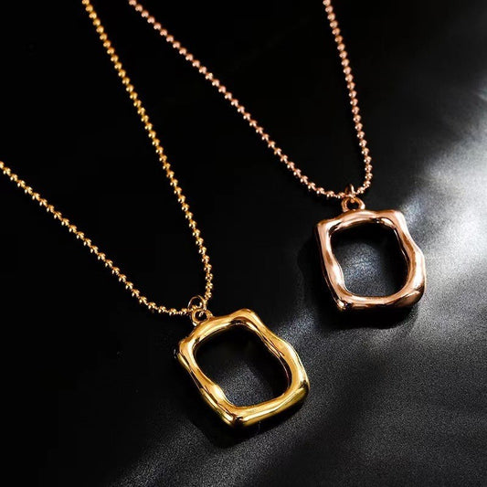 Collana con ciondolo quadrato irregolare minimalista da donna in acciaio al titanio placcato, delicata catenina per maglione con design a lettera o numero