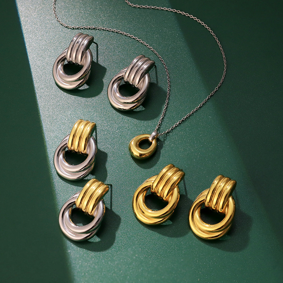 Conjunto de collar y pendientes minimalistas geométricos de acero de titanio con acabado chapado para mujer