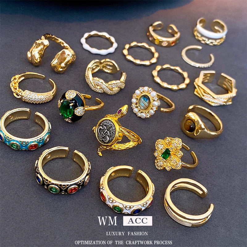 Anillo de círculo abierto geométrico vintage en cobre con acabado esmaltado e incrustación de circonita