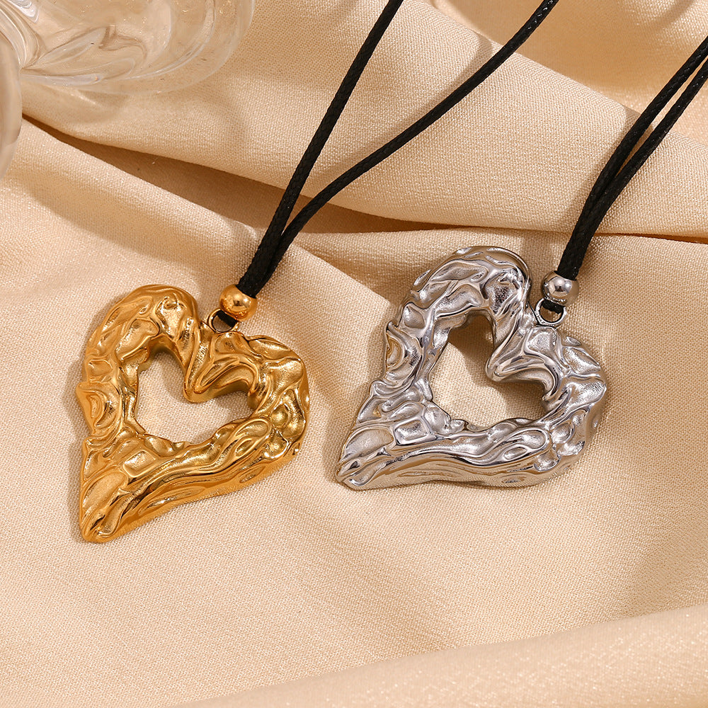 Collana con ciondolo a cuore cavo, minimalista vintage, con texture martellata, in acciaio inossidabile placcato oro 18 carati da donna