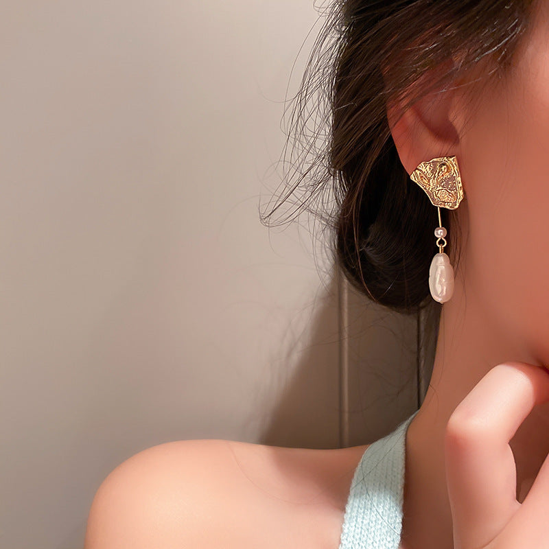 Orecchini a Cerchio Geometrici Artistici Vintage Stile Metà Secolo con Accenti di Perle, Base in Rame e Perni in Acciaio Elettroplaccato