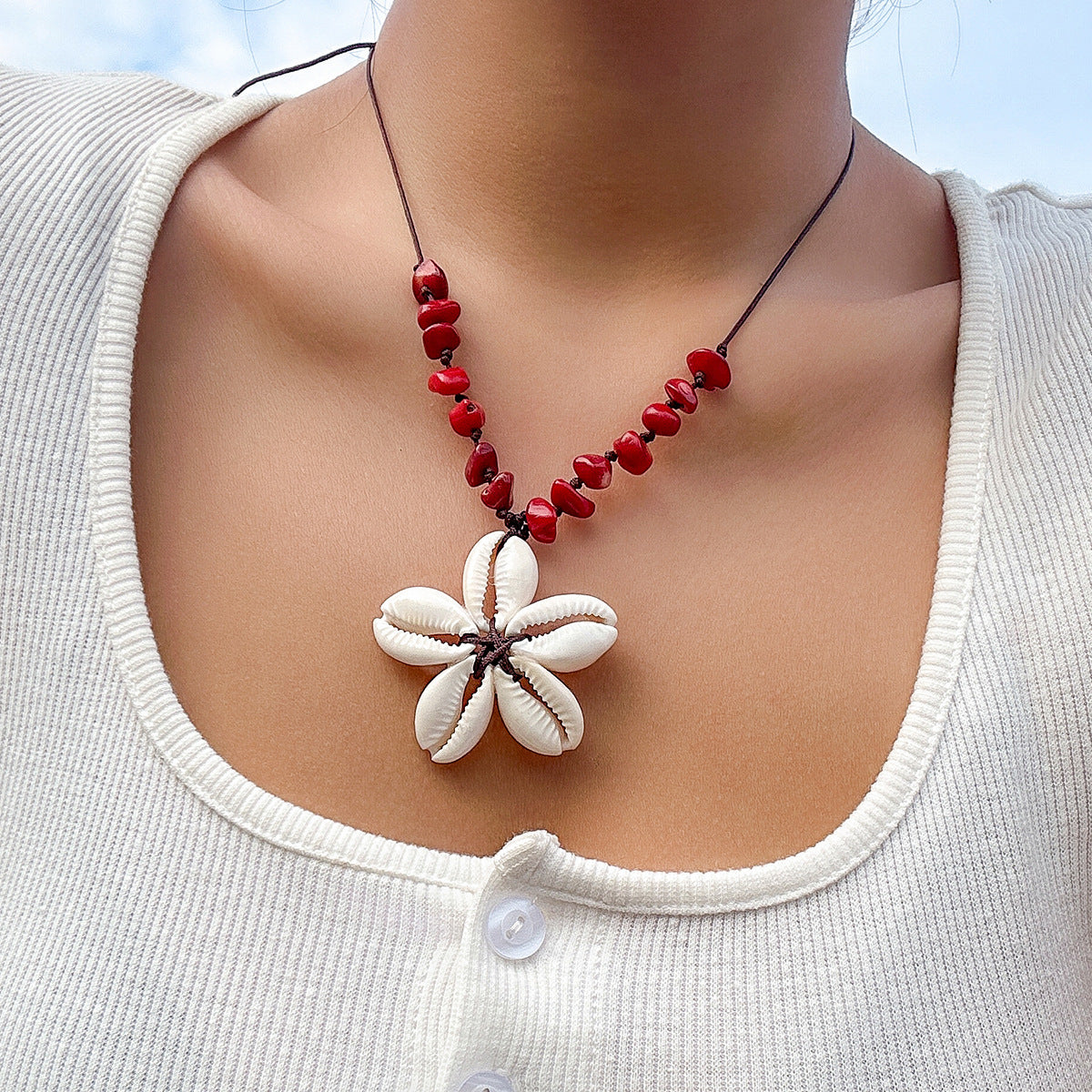 Collana regolabile in stile etnico con conchiglia e ciondolo a fiore con dettagli turchesi da donna