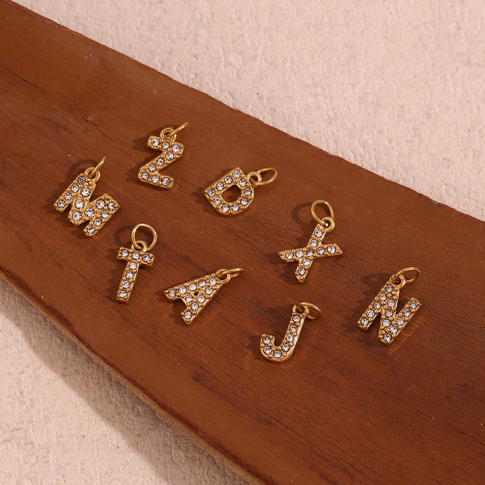 Collana pendente con iniziale in acciaio inossidabile placcato oro 18K e intarsio di strass, stile minimalista