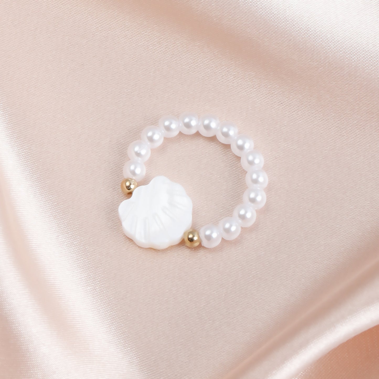 Anillo dulce y atrevido de perlas elásticas pequeñas con dije de corazón de nácar en metal chapado para mujer