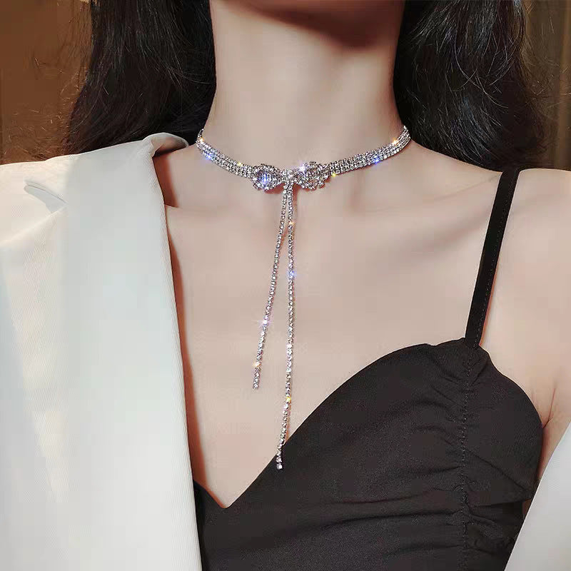 Fashionable Bowknot Pendant Necklace for Women with Rhinestone Inlay and Plated Metal Chain in Clavicle Length