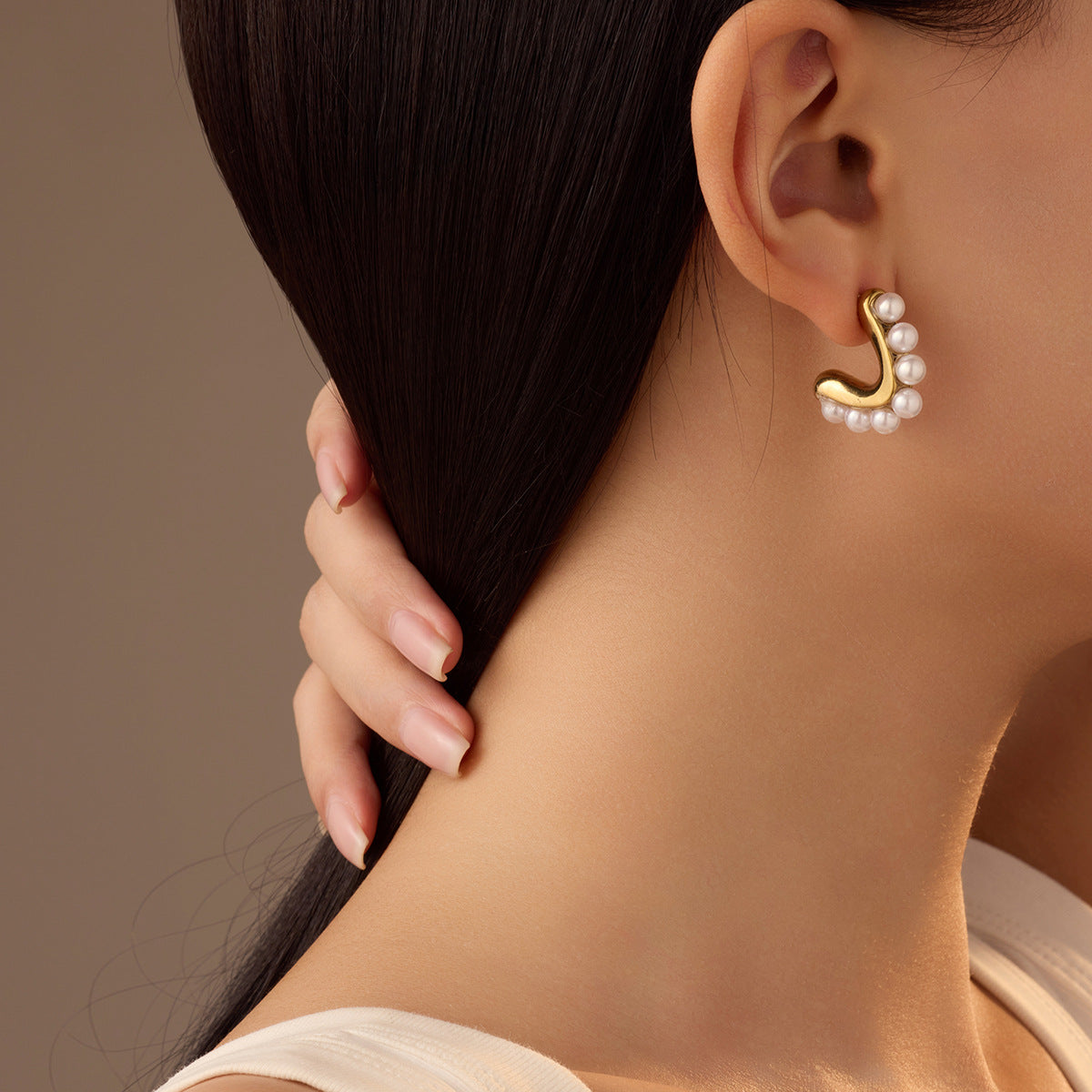 Fashionable Minimalist V-Shaped Stainless Steel Ear Studs with Pearl Inlay for Women