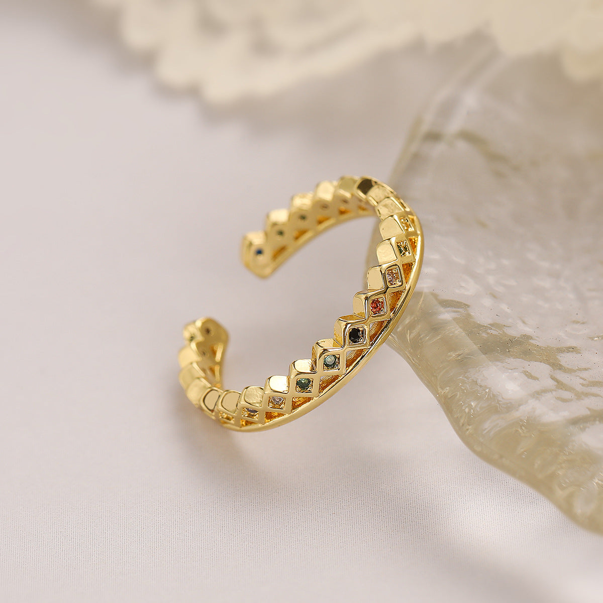 Anello regolabile geometrico minimalista in rame placcato oro e zirconi da donna