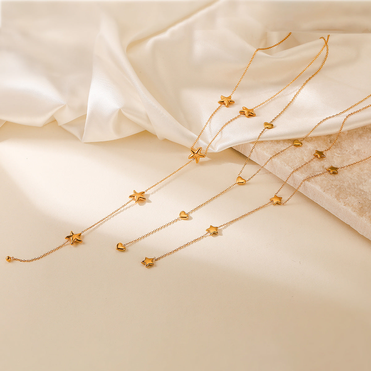 Collana pendente minimalista con cuore e stella da donna, con catena in acciaio inossidabile e dettaglio a frange