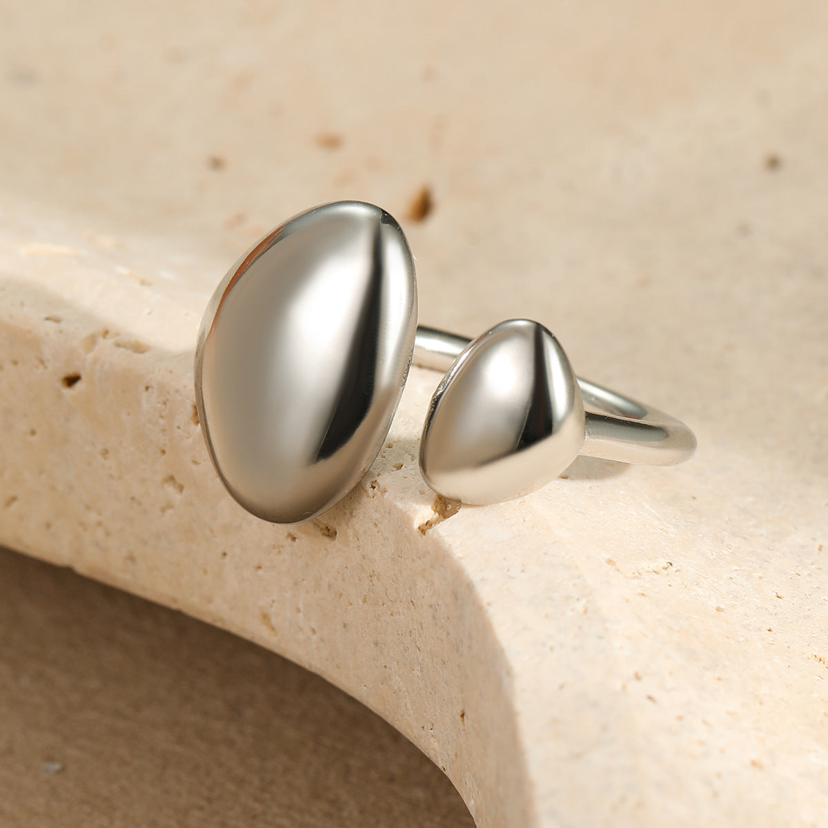 Anillo ajustable de acero inoxidable con forma de gota, diseño geométrico minimalista calado y acabado chapado para mujer
