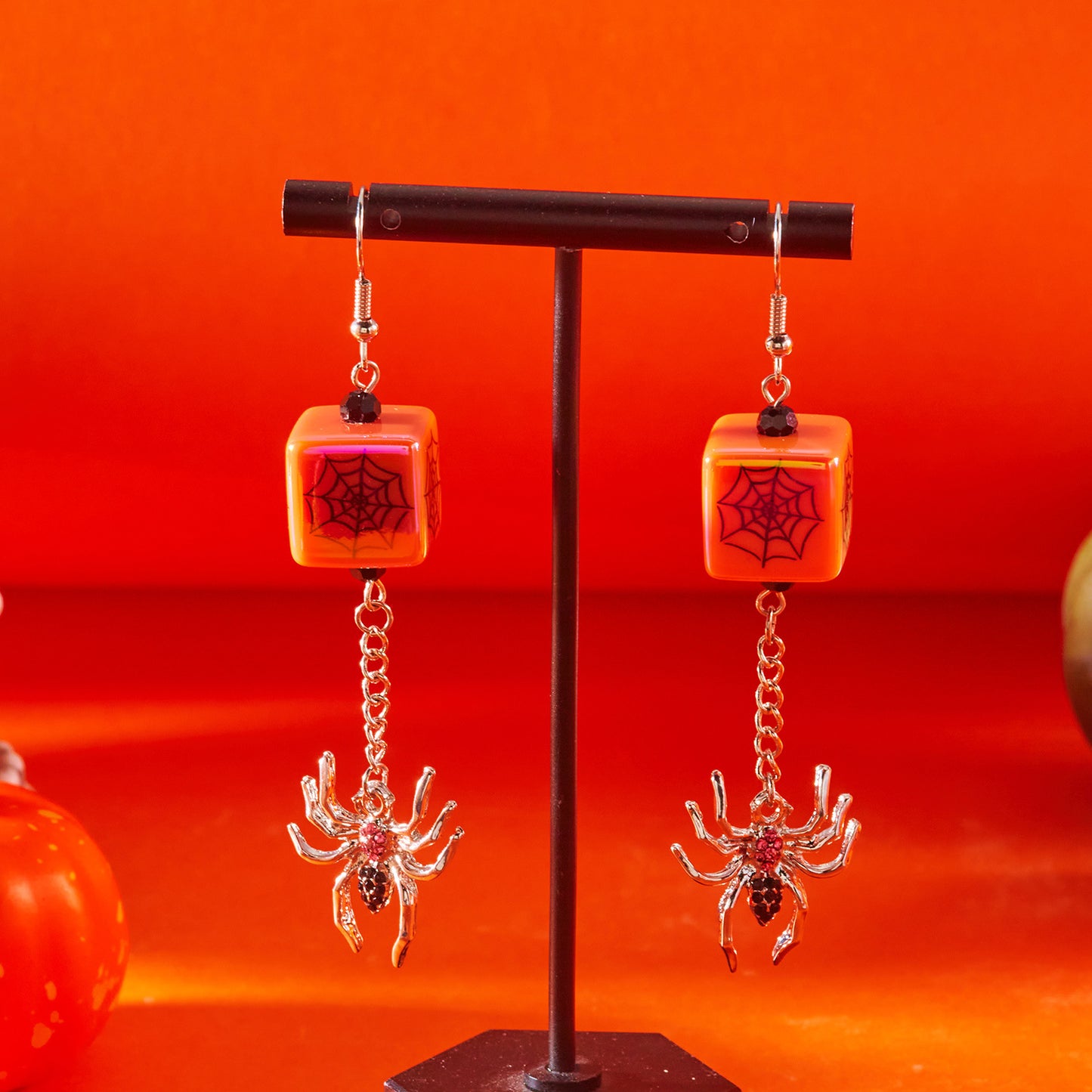 Pendientes de borla asimétricos con calavera gótica oscura para mujer con diseño de telaraña acrílica y aleación chapada