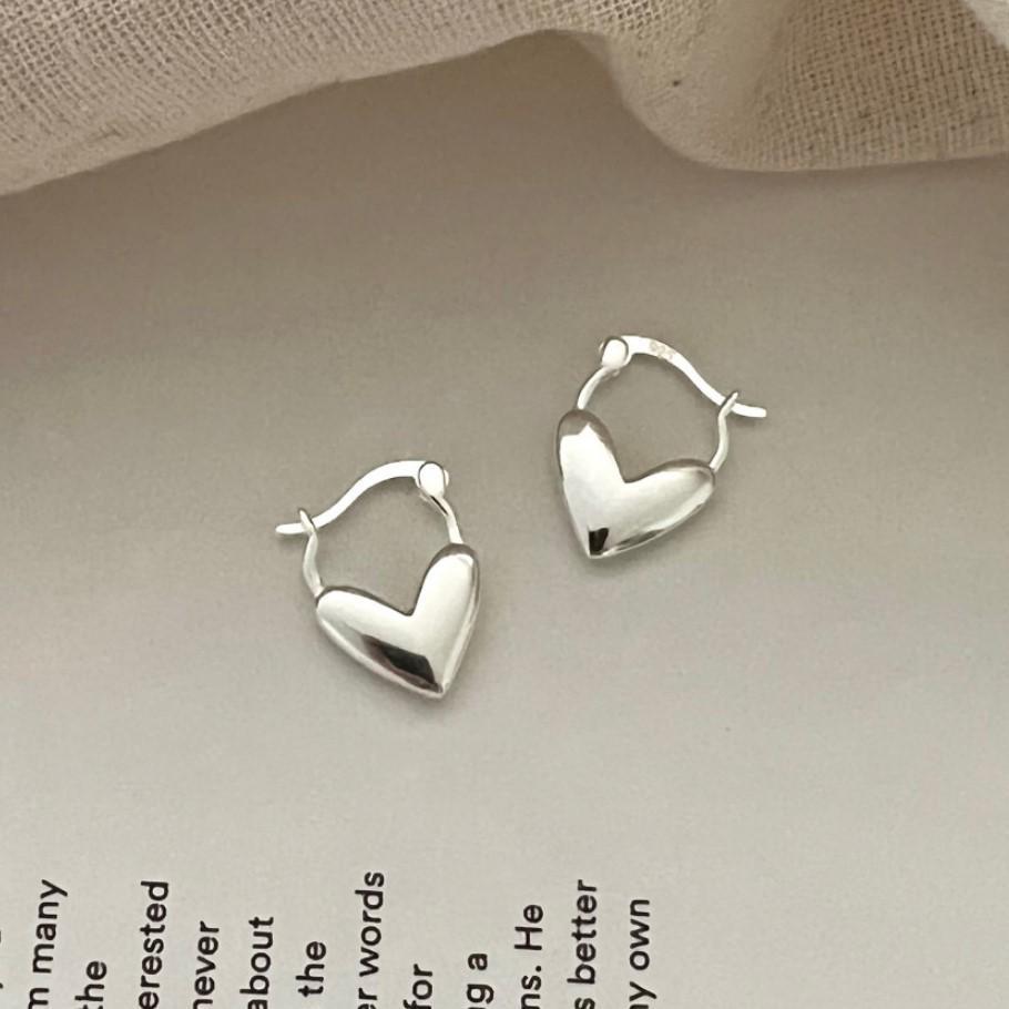 Orecchini a perno da donna minimalisti a forma di cuore in argento sterling 925 con finitura placcata