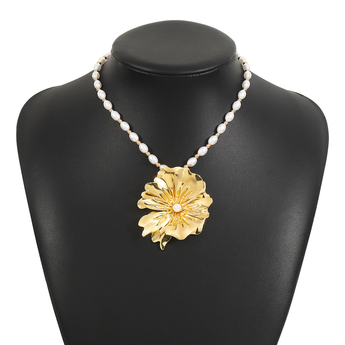 Collana Vintage Floreale con Pendente in Lega e Perle su Delicata Catenina a Medaglione