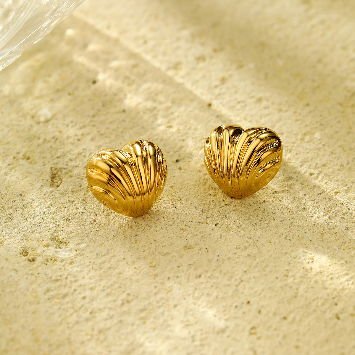 Orecchini a Cuore in Acciaio al Titanio Stile Vintage con Placcatura in Oro 18K, Accento a Strisce Minimaliste, Perno in Acciaio Inossidabile, Gioielli alla Moda da Donna per Tutti i Giorni
