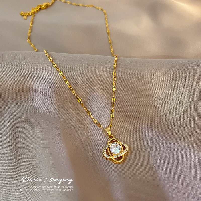 Collana Minimalista da Donna a Forma di Trifoglio Cavo in Acciaio Inossidabile con Strass e Delicata Catena in Acciaio al Titanio