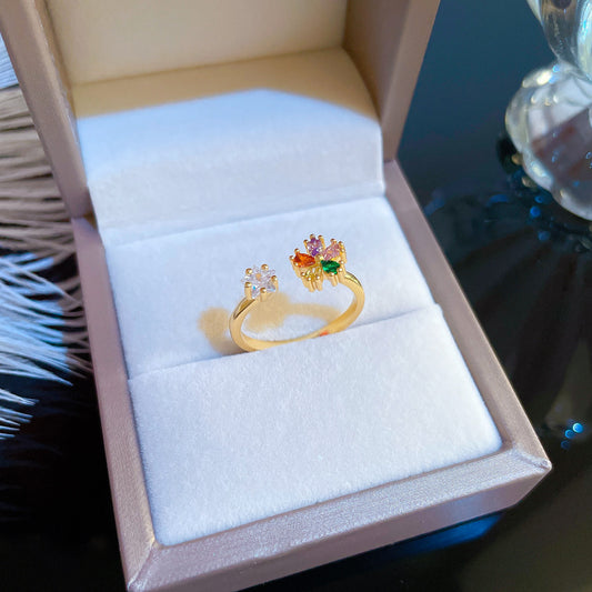 Anillo abierto dorado para mujer con diseño floral minimalista, incrustaciones de diamantes de imitación y forma de corona, ideal como regalo de cumpleaños