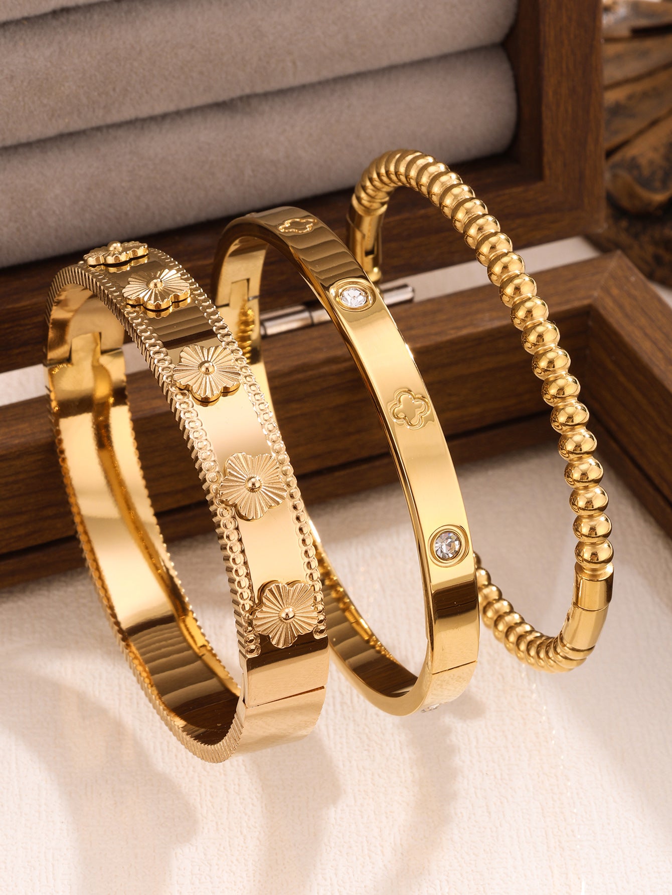 Juego de pulseras de acero inoxidable con trébol de cuatro hojas, incrustaciones de diamantes de imitación y chapado en oro al vacío de 18 quilates, estilo minimalista y a la moda