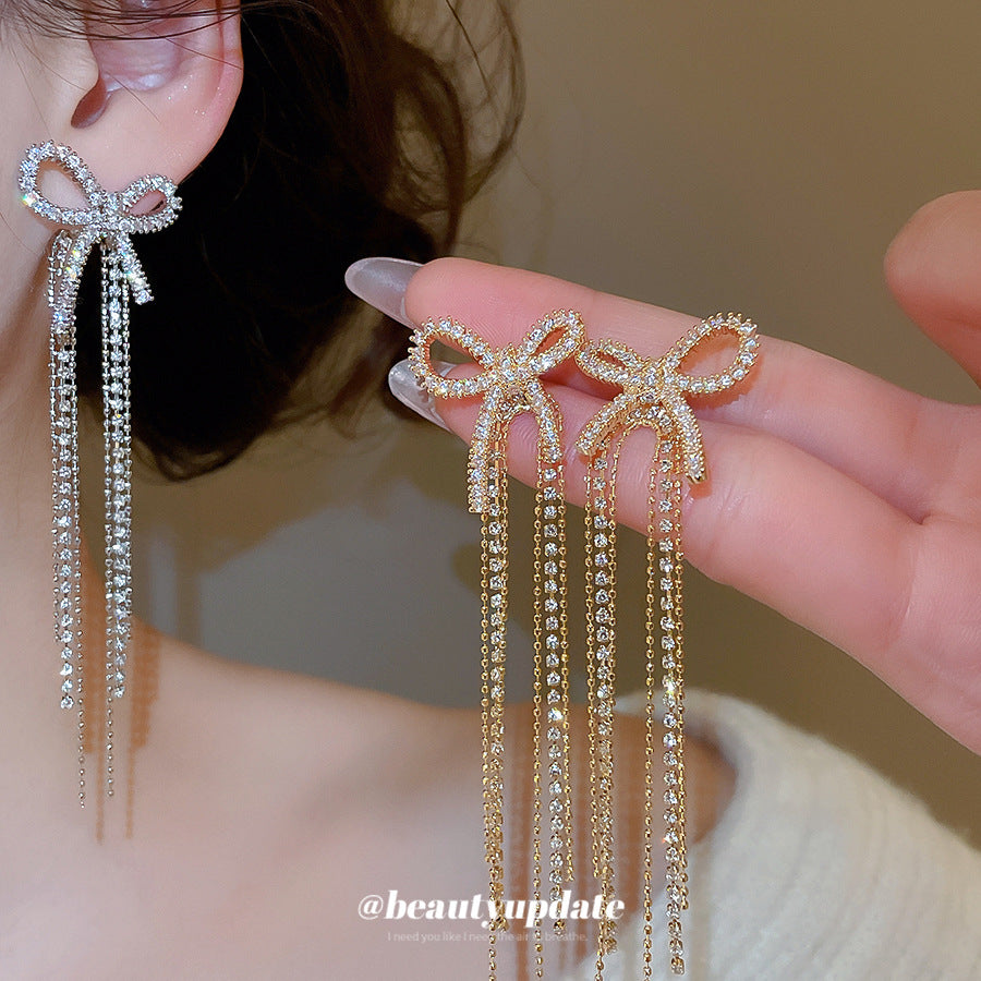 Pendientes de botón retro elegantes con lazo y borla con circonitas cúbicas en cobre y acero para mujer