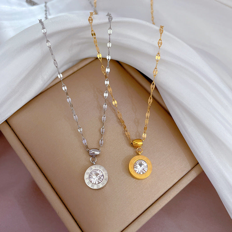 Collar de Acero Inoxidable Chapado en Oro con Circonitas Geométricas y Acento Floral para Mujer