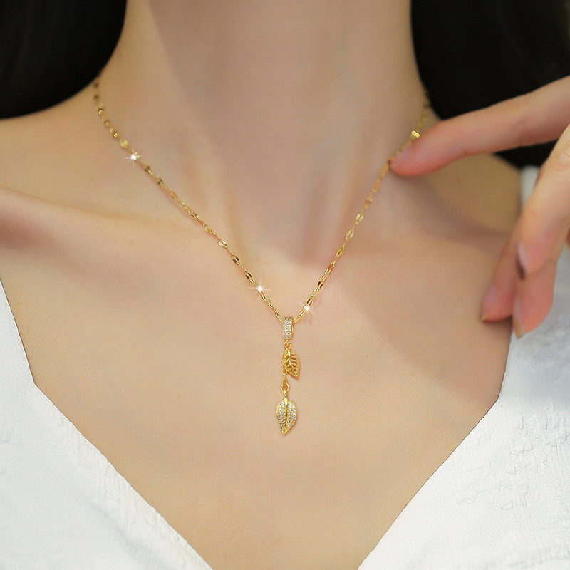 Collana con ciondolo a foglia in acciaio al titanio lussuoso vintage con zirconi, a catena corta