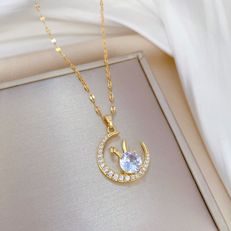 Collana con Pendente a Forma di Luna da Donna in Acciaio al Titanio con Intarsio di Strass, Finitura Placcata, Delicata Catena alla Clavicola