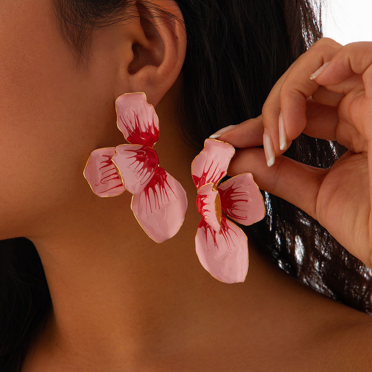 Dulces Pendientes de Aleación con Forma Floral y Diseño de Pétalos Rosas con Degradado de Esmalte para Mujer