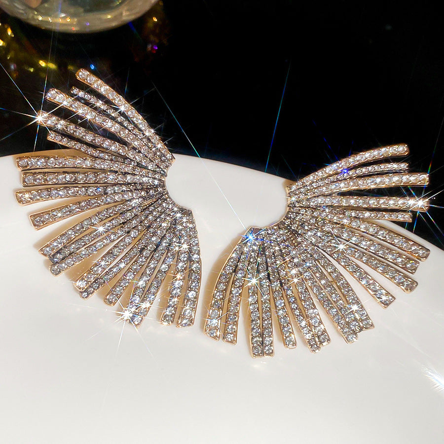 Orecchini a perno geometrici a forma di ventaglio in lega con intarsi in strass da donna, dal design alla moda ed elegante