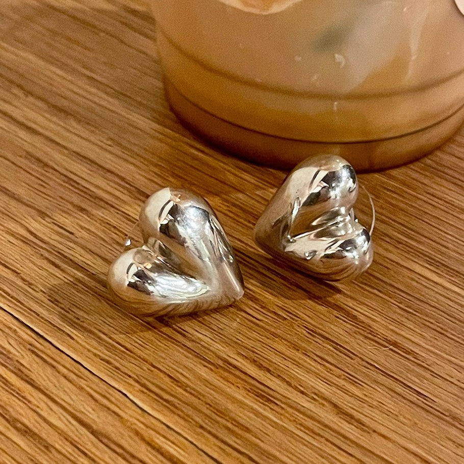 Orecchini a perno minimalisti a forma di cuore in argento sterling 925 con pavé di microzirconi