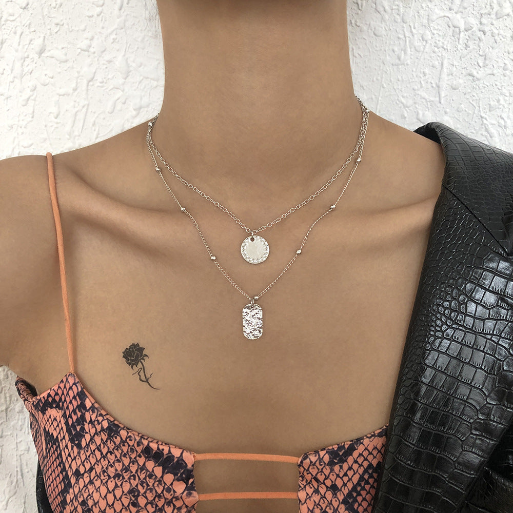 Collar con colgante redondo geométrico de estilo dulce y moderno en aleación con acabado chapado, cadena de clavícula de doble capa