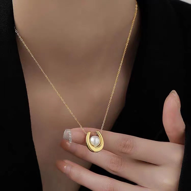 Collana con Ciondolo a U Geometrico Minimalista in Acciaio al Titanio Placcato Oro da Donna