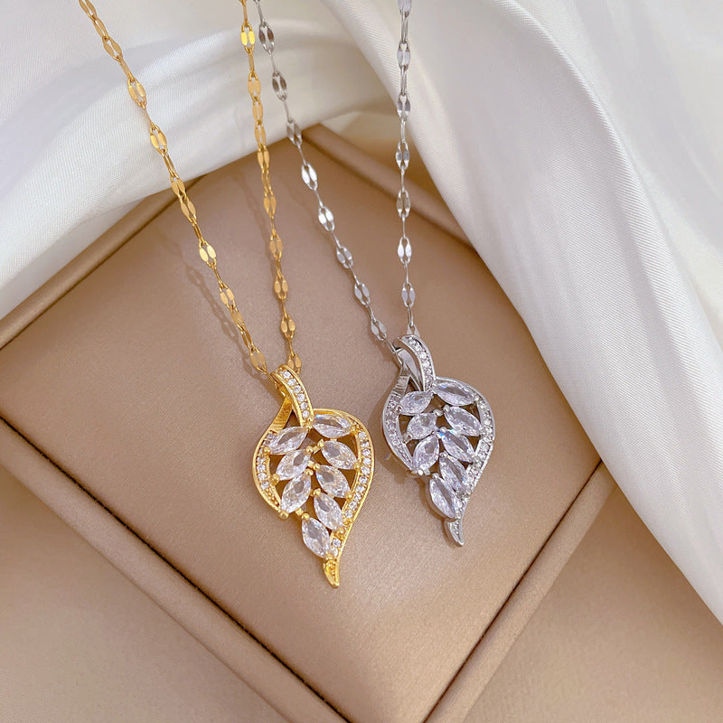 Collana con ciondolo a foglia geometrica in acciaio al titanio micro-pavé di lusso per donna con intarsio di strass e design elegante di ispirazione cortigiana